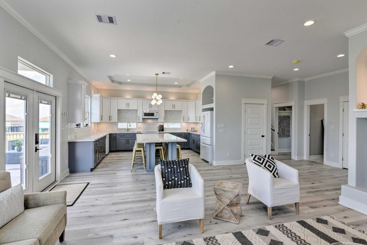 Chic Crystal Beach Escape With Deck - Walk To Beach! Bolivar Peninsula Exteriör bild