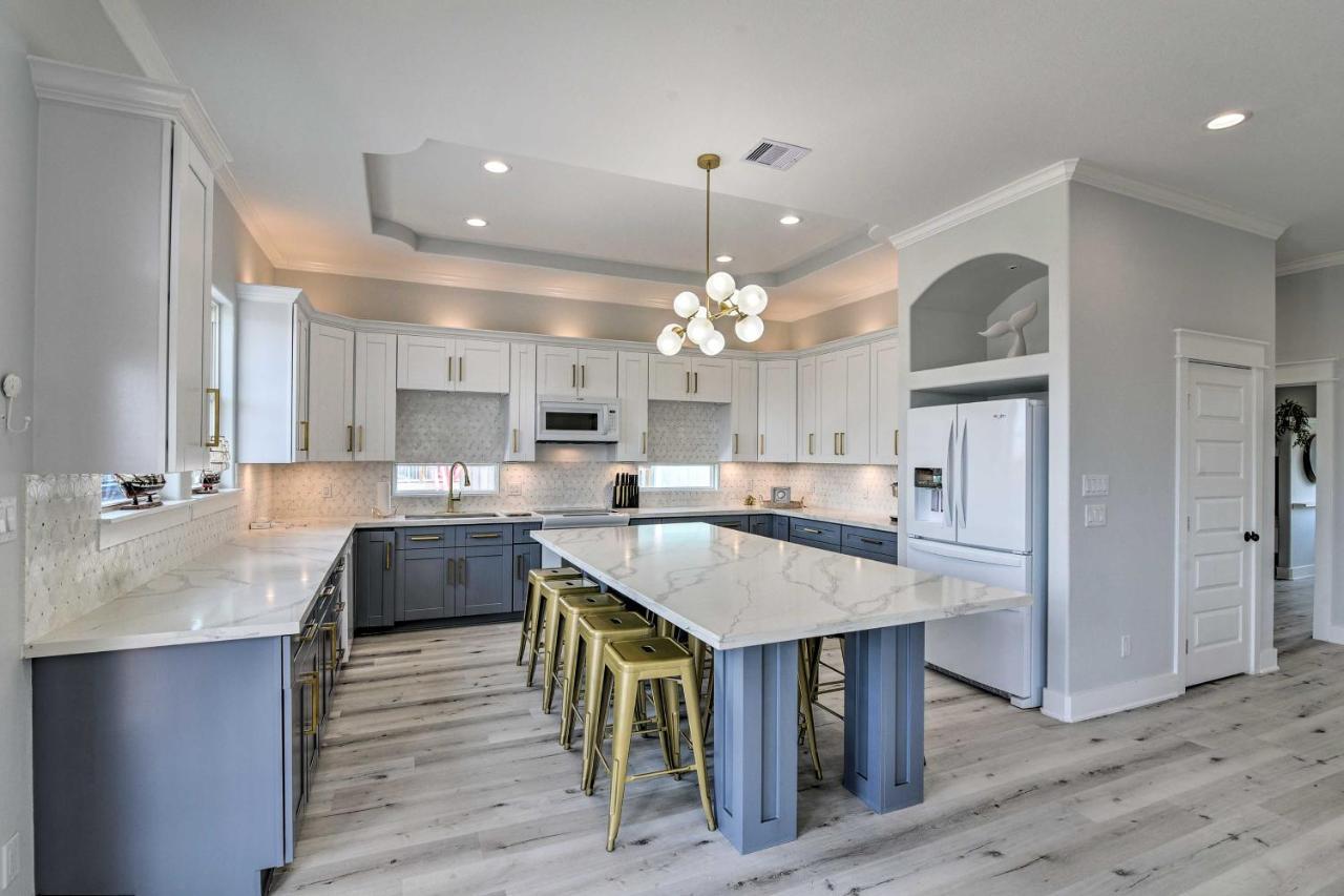 Chic Crystal Beach Escape With Deck - Walk To Beach! Bolivar Peninsula Exteriör bild