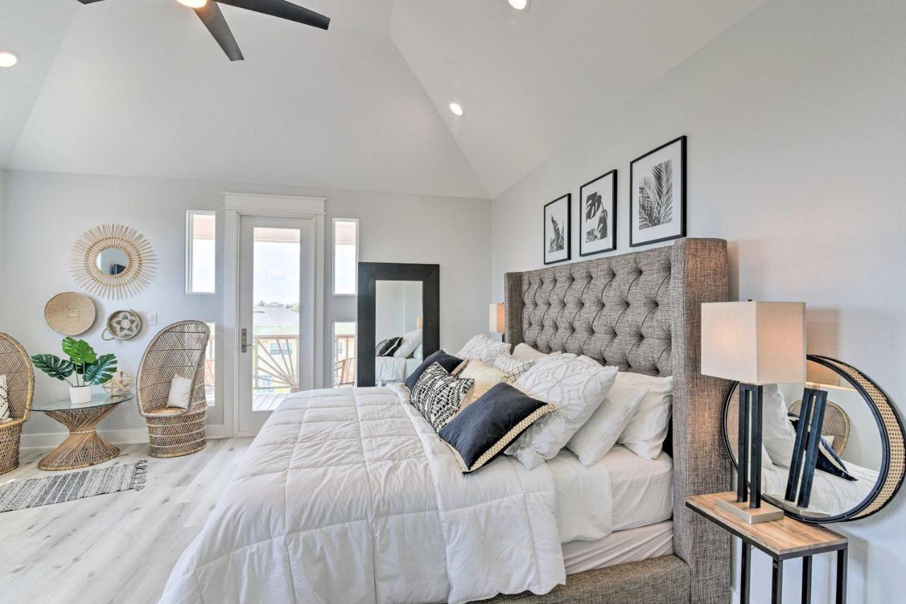 Chic Crystal Beach Escape With Deck - Walk To Beach! Bolivar Peninsula Exteriör bild
