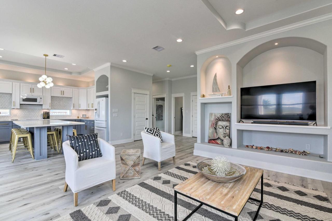Chic Crystal Beach Escape With Deck - Walk To Beach! Bolivar Peninsula Exteriör bild