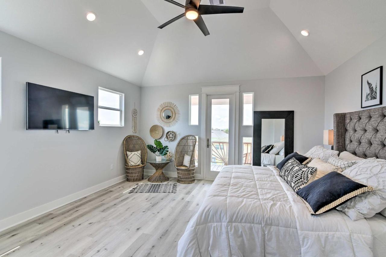 Chic Crystal Beach Escape With Deck - Walk To Beach! Bolivar Peninsula Exteriör bild