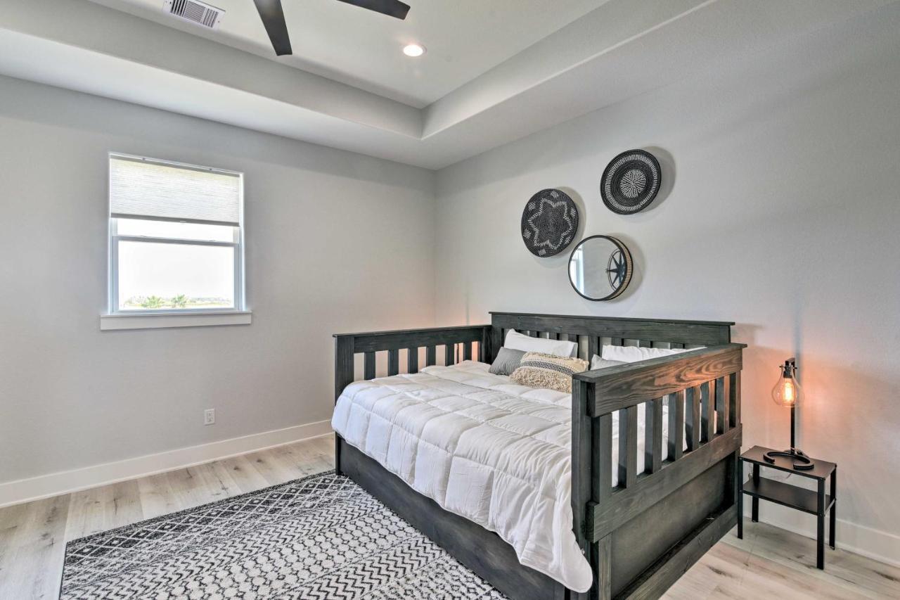 Chic Crystal Beach Escape With Deck - Walk To Beach! Bolivar Peninsula Exteriör bild